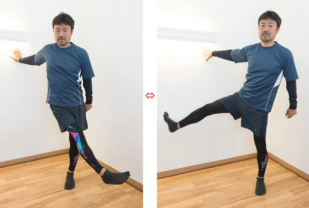 （２）片脚を外側に大きく振る。太ももの内側の内転筋を意識しよう。この振り子運動を左右の脚で３０ 回ずつ行なう