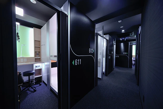 キャビンの上下をうまく利用してプライベート感を演出。写真の６１１は下段にベッドが、６１２は上段にベッドがある