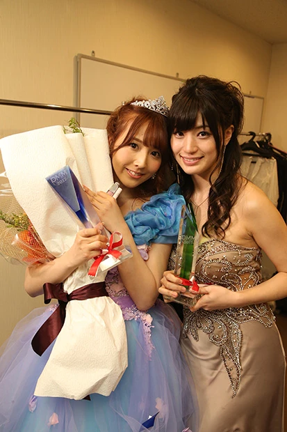 三上悠亜(左)と高橋しょう子(右)はどちらも“元芸能人”。DMMアワードを勝ち取ったのは、努力があってこそだ