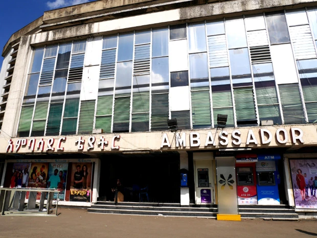 映画館の横のATMでやっとお金を降ろせた