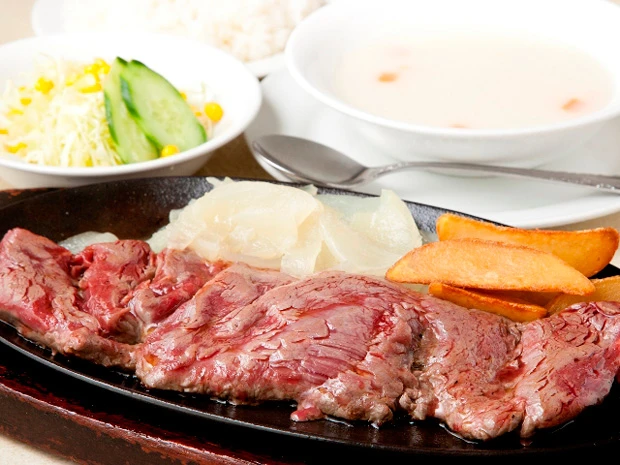 沖縄の人気ステーキ店「ジャッキーステーキハウス」のステーキ。夜遅くに行列ができることもあるそうだ!