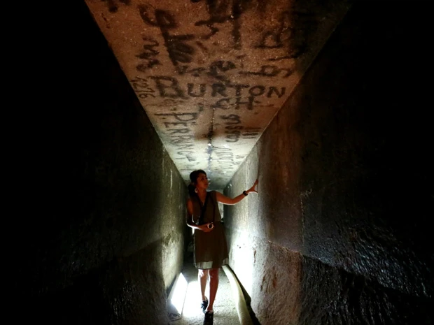 赤ピラミッドの内部。落書きがされているのが意外だった