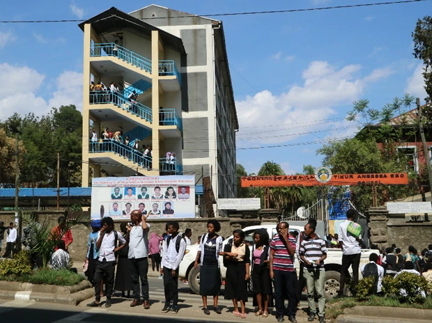 学校から出てくる学生たち