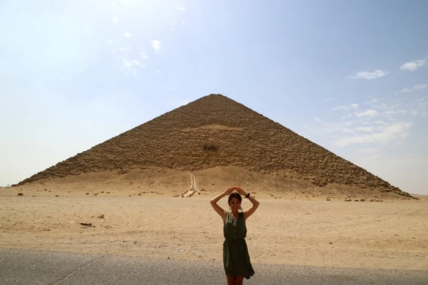 ダハシュールの赤のピラミッド。高さ105m、底辺220m