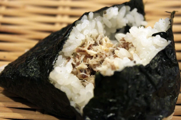 長崎の繁華街にある老舗のおにぎり屋「かにや」。深夜でも人があふれ返っている。一番人気は塩さばのおにぎり