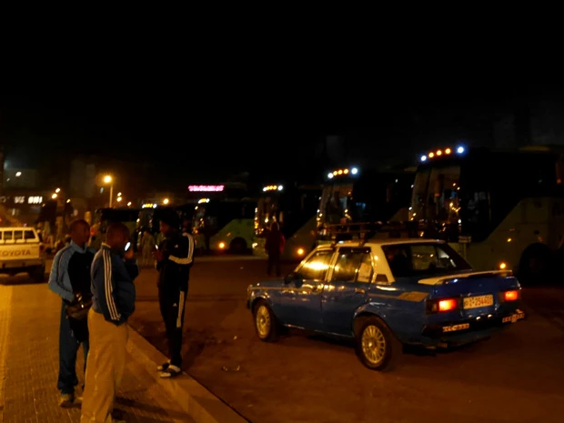 朝5時のバスターミナルは真っ暗で、まるで深夜