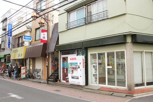 立地は個人のおもちゃ店や畳店などが今も残る小さく、のどかな商店街。親子連れや学生などが行き交う