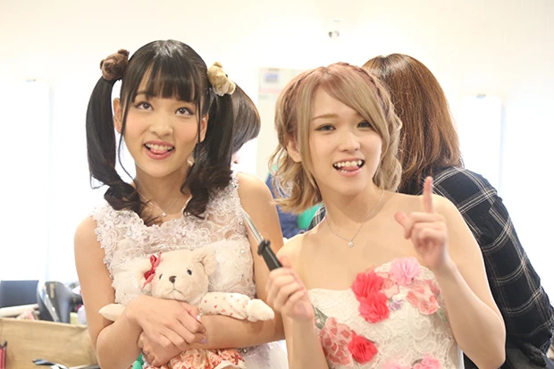 椎名そら(右)とあべみかこ(左)のふたりは、楽屋の中でも楽しそうにお喋り