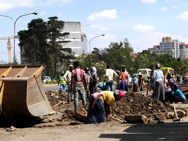 道路工事をしている人々。女性も多かった