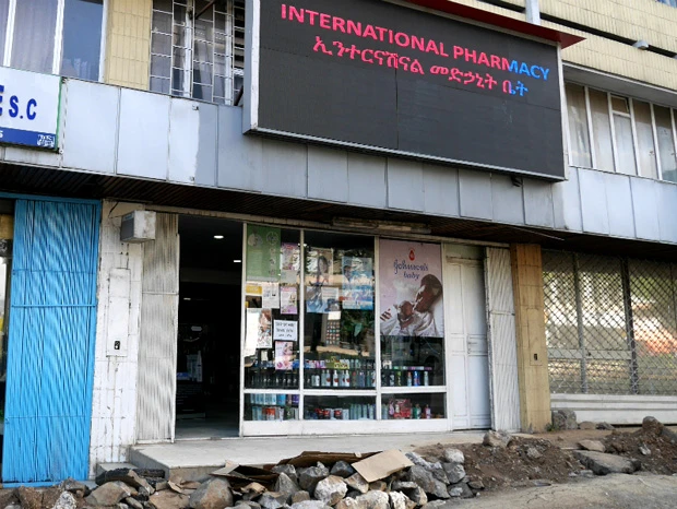 別の薬局。入口前に瓦礫と深い溝があったのでピョンとジャンプで飛び越えなければ渡れない