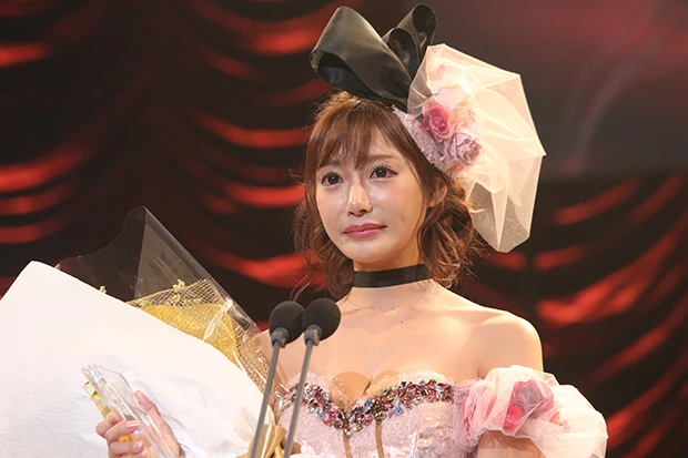 優秀女優賞を受賞した明日花キララは涙ながらに喜びを語った