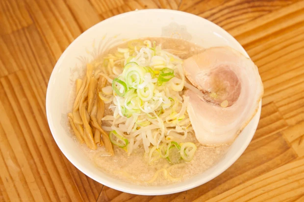 千葉の津田沼や本八幡などに店舗がある「なりたけ」のラーメン。背脂が麺に絡みつくほどのこってりだが、飲んだ後でもスルッと入る