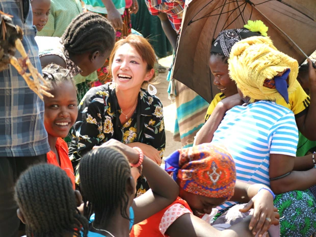 座り込む女性たちと絡むマリーシャ