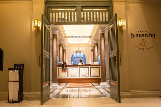 オシャレな入り口にちょっと場違い感を抱きながらも、いざ入門!