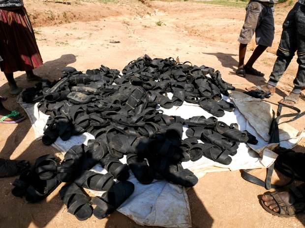 タイヤでできたサンダルは丈夫だよとすすめられた