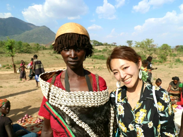 ヘルメットをかぶったバンナ族