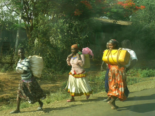 コンソ族の特徴は、頭のバンダナと二段になったフレアスカート