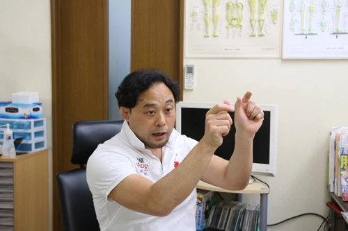 忍者指の一つ、“把握”の型を説明する芳原氏