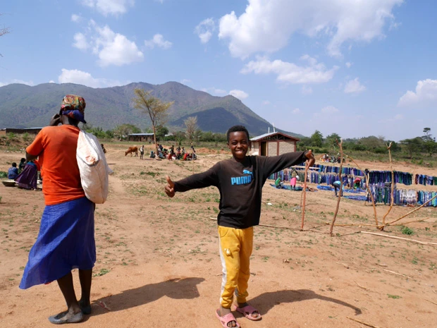 取れかけの熊のアップリケの付いた、穴あきスウェットパンツをはいた少年アベ(少年アシベではありませんよ)