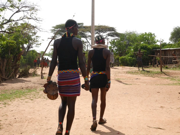 バンナ族の持っている木の椅子・枕。なんだか時代劇に出てくる、高い枕を思い出した