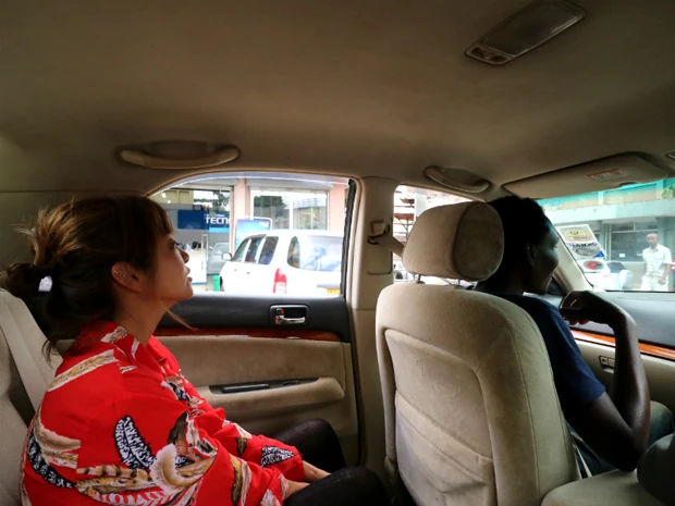 車に乗るどことなく不安顔な私