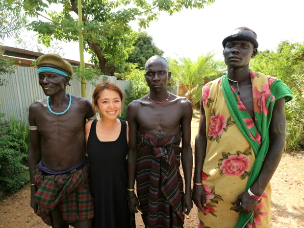 ムルシ族男性。男性は皿をはめていないので珍しくないが、流れで記念撮影。もちろん全員にチップ