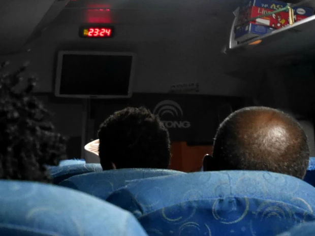 バスの時計を見て！２３：２４＝早朝５：２４のことなのよ！