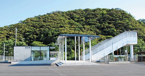 「瑞風」の車両と同じ、浦一也氏がデザインした駅舎。周囲の風景に溶け込むよう、待合室には巨大なガラス窓を使用している。瑞風はこの駅に朝9時から昼12時45分まで停車