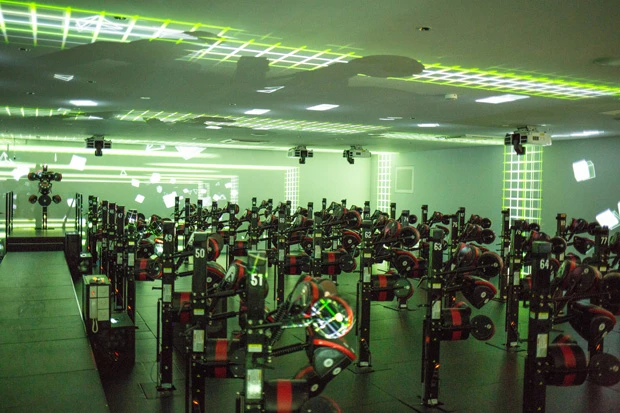 プロジェクションマッピングされた空間に、最新サンドバッグがズラリ! まさに非日常!