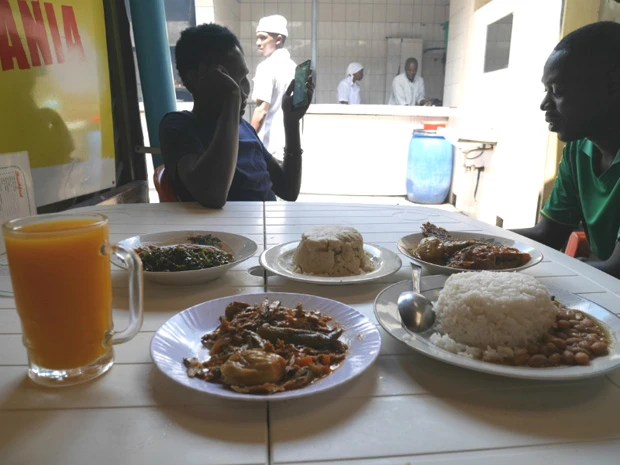 アフリカの伝統食品・ウガリが並ぶ食卓