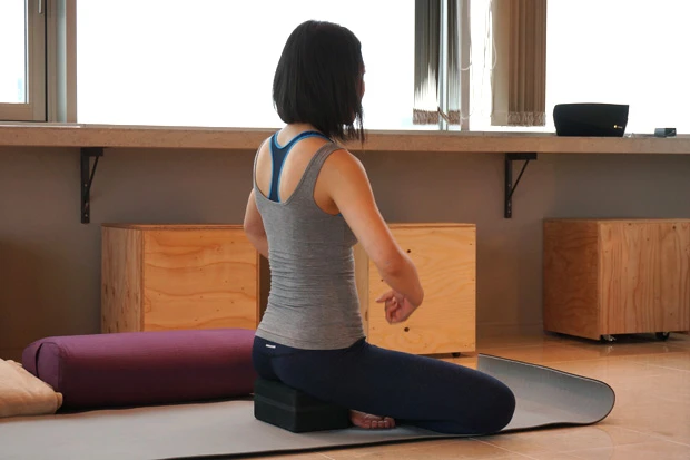 スッと伸びた背筋のお手本。さすがキレイです