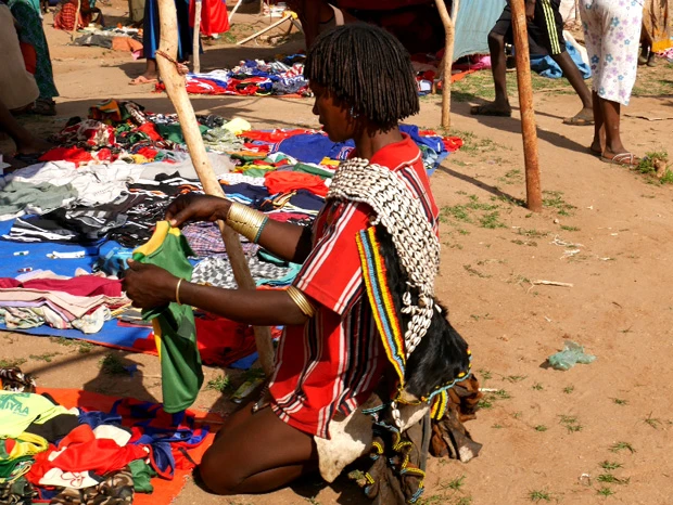 買い物に夢中のバンナ族