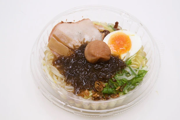 超和風冷たい塩ラーメン(もずく酢+梅干し+冷たいうま塩ラーメン<セブン-イレブン>)純和風のスープには酸味がよく合う。もずく酢や梅干しの風味がうま味を引き立ててくれるのだ