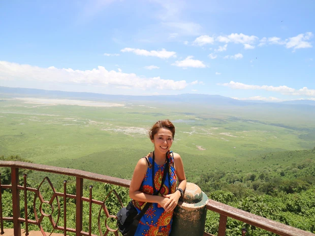 巨大すぎてカメラに納まりきらない「大きな穴」ンゴロンゴロをビューポイント(標高2400m)から見下ろす