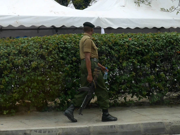 銃を持って歩く警官と思しき男性