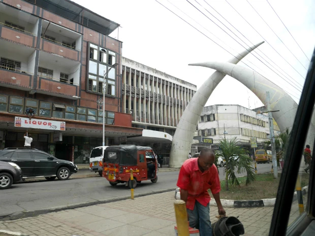 モンバサのシンボル「タスクス」は象牙の形をした高さ10mの巨大アーチ。イギリス王女エリザベス2世の訪問記念に作られた