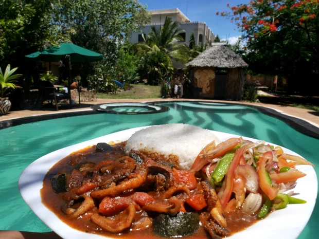 プールもあるし一見、リゾートっぽい安宿。イカカレーがすっごくおいしかった