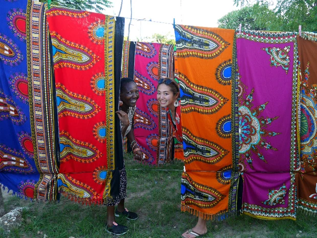 路上に並ぶお店にはアフリカンな絵や派手派手のケニア柄の布が売られていた