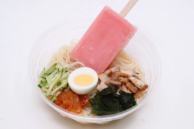 盛岡風アイス冷麺(ガリガリ君+盛岡風冷麺<ファミリーマート>)シャリシャリ食感が楽しめる。アイスは半分くらいが適量で、少しずつ溶かして楽しもう!!