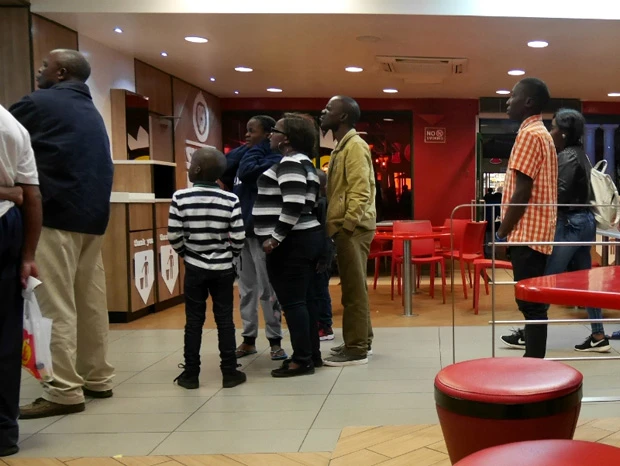 ハングリーライオンというファストフード店。地元民も行列を作る人気っぷり