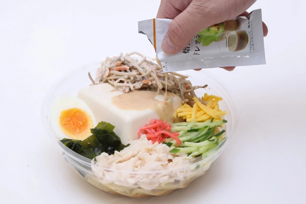 ごまだれヘルシー冷し中華(ごまだれ+豆腐+ごまドレッシング+ごぼうサラダ+冷し中華)ごまだれにはさっぱりした豆腐がベストマッチ。ごぼうサラダプラスでさらにヘルシーに