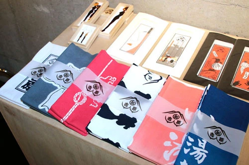 てぬぐいやべっ甲のかんざしなど、職人が手掛ける逸品が並ぶ