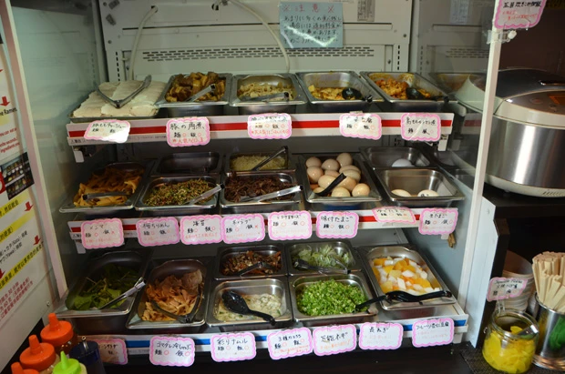 制限時間は30分と短めだが、継ぎ足しのこだわりスープが自慢の豚骨ラーメンに加えて、約20種類のトッピングやサラダ、デザートなどが1050円で食べ放題。麺の硬さもやわめ、普通、かため、バリカタから選べるので、より自分好みの一杯に仕上げられる