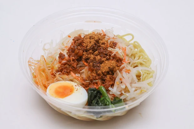 エスニック冷し坦坦麺(オニオンサラダ+パクチーサラダの素+冷し坦坦麺<ファミリーマート>)パクチーが苦手な人でも大丈夫! オニオンや坦坦麺の刺激とパクチーの風味が絶妙