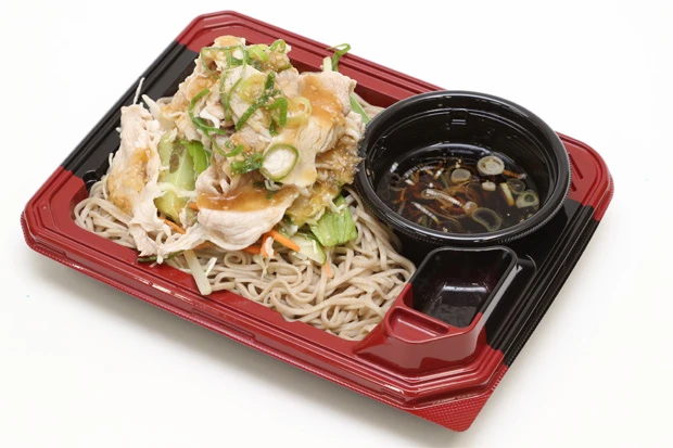 肉野菜ざるそば(豚しゃぶサラダ+ざるそば)サラダドレッシングの酸味がそばつゆとよく合う。肉も野菜も取れて大満足