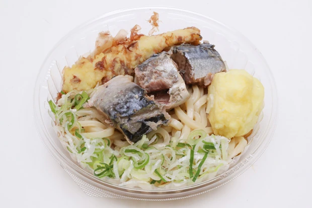 天ぷらさばぶっかけうどん(さば缶+半熟玉子天とちくわ天冷しぶっかけうどん<セブン-イレブン>)さばを箸で崩しながら、めんつゆに浸すとうま味が広がっていく。ボリュームも満点!