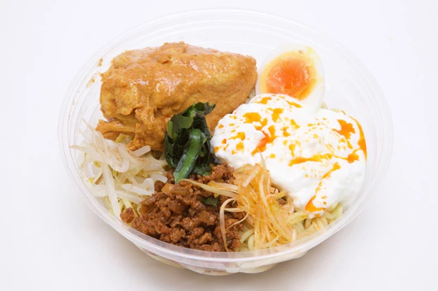 オリエンタル冷し坦坦麺(ヨーグルト+タンドリーチキン風サラダチキン+冷し坦坦麺<ファミリーマート>)坦坦麺とタンドリーチキンの辛みをヨーグルトの甘みと酸味がマイルドにしてくれる