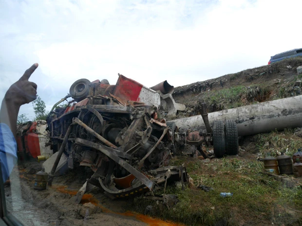 ひっくり返ったトラック