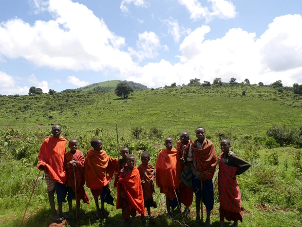 写真を撮ってくれとキレイに整列するマサイ族