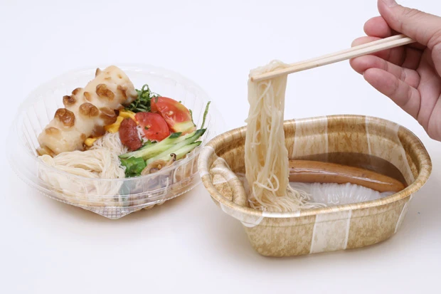 ぶっかけおでんそうめん(おでん+ぶっかけそうめん<セブン-イレブン>)つけ麺感覚でおでんのダシにつけて食べる。もちろん、おでんの具もそうめんとよく合う